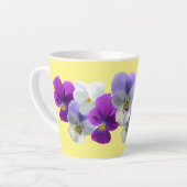 Paarse en witte violen Gele Latte Mok (Linkerhoek)