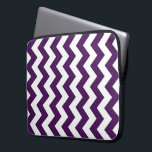 Paarse en witte zigzag laptop sleeve<br><div class="desc">De afwisselende rijen van paarse en witte zigags maken dit gewaagde geometrische patroon samen. Het donkere paarse en witte ontwerp werd van nul gemaakt. Digitaal gemaakt afbeelding. Copyright ©2013 Claire E. Skinner,  Alle rechten voorbehouden.</div>