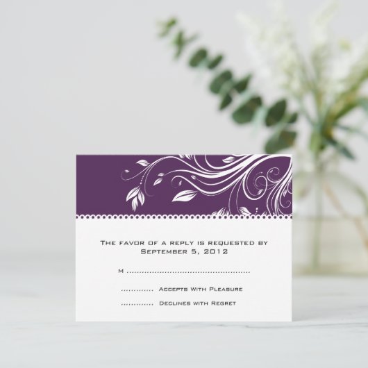 Paarse en witte zwevende draden die RSVP wedden (Staand voorkant)