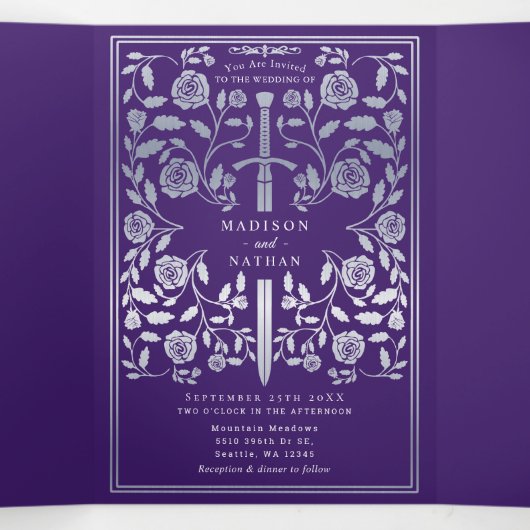 Paarse en zilveren Royal Medieval Sword Wedding Drieluik Uitnodiging (Binnenkant midden)