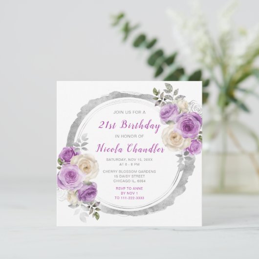 Paarse en zilveren sierlijke bloemen verjaardagsfe kaart (Staand voorkant)