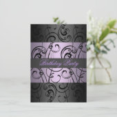 Paarse en zwarte elegante swirl verjaardagsuitnodi kaart (Staand voorkant)