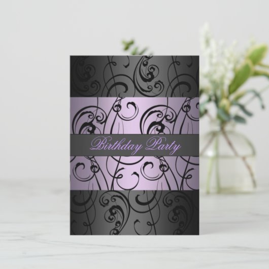 Paarse en zwarte elegante swirl verjaardagsuitnodi kaart (Staand voorkant)
