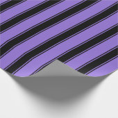 Paarse en zwarte gestreepte patrooninpakpapier cadeaupapier (Hoek)