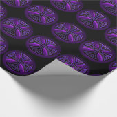 Paarse en zwarte Keltische Kruis Cadeaupapier (Hoek)