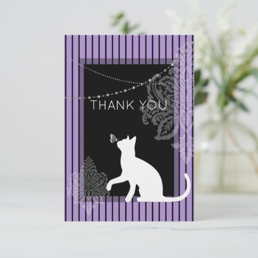 Paarse en zwarte strepen en witte kat bedankkaart (Staand voorkant)