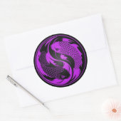 Paarse en zwarte Yin Yang Koi Fish Ronde Sticker (Envelop)