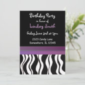 Paarse en zwarte zebraprint verjaardagsuitnodiging kaart (Staand voorkant)