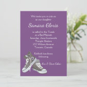 Paarse Fade Star Sneakers Bat Mitzvah Uitnodiging (Staand voorkant)