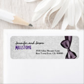 Paarse Faux Satijn Bow Modern Lettering op Damask Etiket (Insitu)