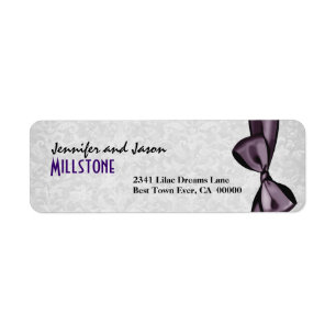 Paarse Faux Satijn Bow Modern Lettering op Damask Etiket