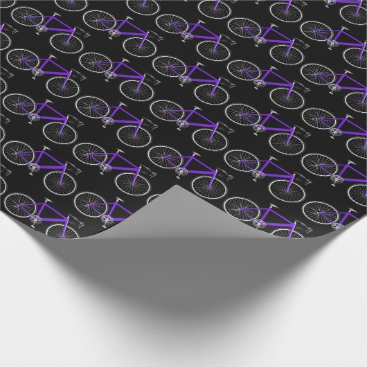 paarse fiets op zwart verpakkingspapier cadeaupapier (Hoek)