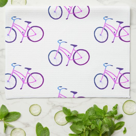 Paarse fietsen trekken keukenhanddoek rond (Gevouwen)