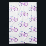 Paarse fietsen trekken keukenhanddoek rond<br><div class="desc">Decoreer uw keuken met deze paarse keukenhanddoek. Het maakt een geweldig huishouden of bruiloft cadeau! U kunt het aanpassen en tekst ook toevoegen. Bekijk mijn winkel voor veel meer kleuren en patronen!</div>