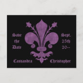 Paarse fleur de lis op zwart bewaar de datum bruil aankondigingskaart (Voorkant)