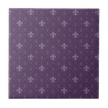 Paarse Fleur de Lis Seamless Pattern Tegeltje<br><div class="desc">Paarse Retrostijl Fleur de Lis Naadloos Patroonontwerp. Ideaal voor binnenmuuraccenten, rugspatten, omringingen van de tegel, wc's en douches, keukens en ambachtelijke projecten. Niet bestemd voor gebruik buitenshuis. Suggestie: beveel één tegel naar de review voordat u een grote bestelling plaatst ( korting beschikbaar ).</div>