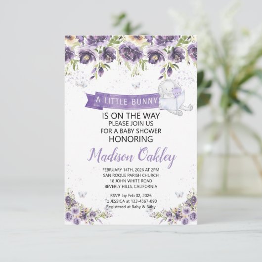 Paarse flora Een klein Bunny Baby shower kondigt a Aankondiging (Staand voorkant)