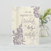 Paarse Floral 65th Birthday Party Invitation Cards Kaart (Staand voorkant)