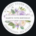 Paarse Floral 70th Birthday Return Address Label<br><div class="desc">Voeg een speciale aanraking aan uw enveloppen van de verjaardagsuitnodiging toe met dit elegante ronde ontwerp. Het bevat een boeket van paarse rozen in het midden. De groene bladgroente geeft het een rustige botanische flacon. De naam wordt geschreven over het centrum op een witte strook, en het adres wordt toegevoegd...</div>