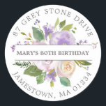 Paarse Floral 80th Birthday Return Address Label<br><div class="desc">Voeg een speciale aanraking aan uw enveloppen van de verjaardagsuitnodiging toe met dit elegante ronde ontwerp. Het bevat een boeket van paarse rozen in het midden. De groene bladgroente geeft het een rustige botanische flacon. De naam wordt geschreven over het centrum op een witte strook, en het adres wordt toegevoegd...</div>