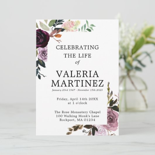 Paarse Floral Celebration of Life Funeral Programm Kaart (Staand voorkant)