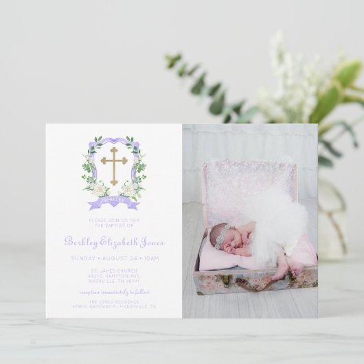 Paarse Floral Crest Foto Baptisme Uitnodiging (Staand voorkant)