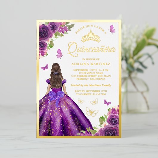Paarse Floral Dress Butterfly Quinceanera Gold Folie Uitnodiging (Staand Voorkant)