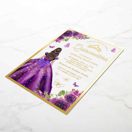 Paarse Floral Dress Butterfly Quinceanera Gold Folie Uitnodiging (Gedraaid)