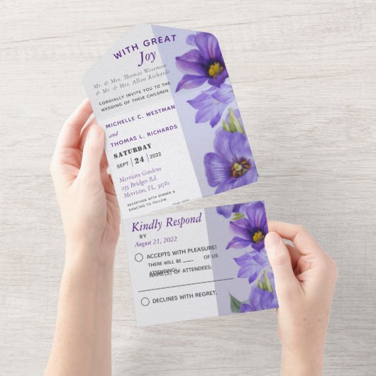 Paarse Floral in één bruiloft All In One Uitnodiging (Afscheurbaar)