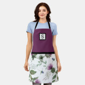 Paarse Floral Monogram Schort (Gedragen)