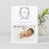 Paarse Floral Monogrammed Crest Birth Announement Aankondiging (Staand voorkant)