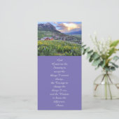 Paarse Floral Mountain Memorial Prayer Kaart (Staand voorkant)