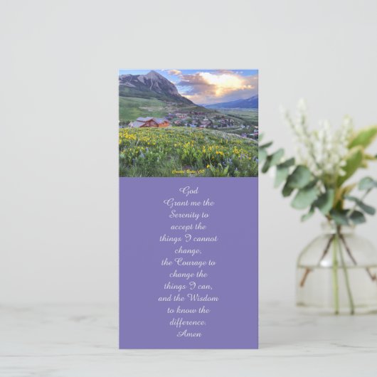 Paarse Floral Mountain Memorial Prayer Kaart (Staand voorkant)