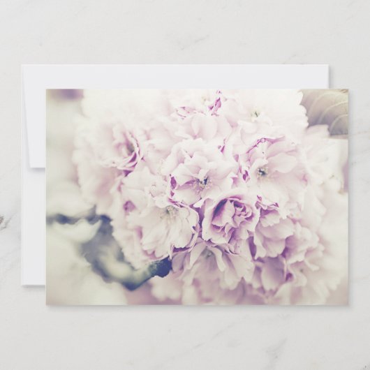 Paarse Floral Navy Script Weddenschap Kaart (Achterkant)