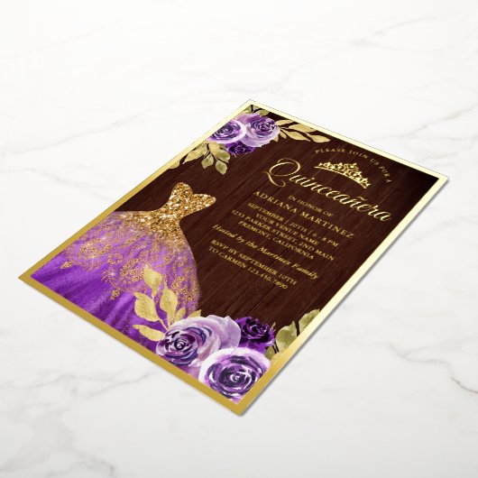 Paarse Floral Sparkle Dress Wood Quinceanera Gold Folie Uitnodiging (Gedraaid)