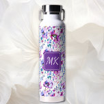 Paarse Floral Waterverf Monogrammen Waterfles<br><div class="desc">sierlijke waterverf paarse en lavendelbloemen waterfles. U kunt uw initialen toevoegen in het gepersonaliseerde gebied.</div>