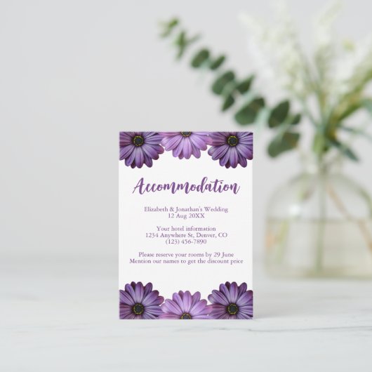 Paarse Floral Wedding Accommodatie Informatiekaartje (Staand voorkant)