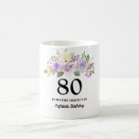 Paarse Floral Womans 80th Birthday Gift Koffiemok<br><div class="desc">Zeer  cadeau voor een vrouw die 80 wordt. Een paarse roos florale schikking creëer de bovenste grens. Drie regels tekst laten u uw bericht personaliseren.</div>