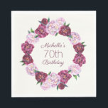 Paarse  Floral Wreath 70th Birthday Servet<br><div class="desc">Deze 70e verjaardagsartikelen zijn ontworpen met een  vrouwelijke poot van paarse bloemen. De tekst is volledig klantgericht,  zodat ontwerp deze papieren partijservetten voor iedereen van om het even welke leeftijd.</div>