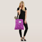 Paarse florale patronen. Naam. Tote Bag (Op model)