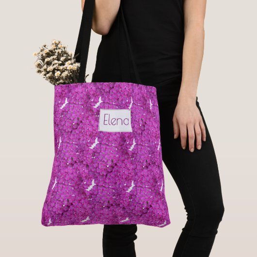 Paarse florale patronen. Naam. Tote Bag (Dichtbij)