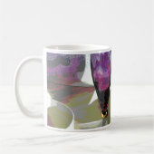 Paarse fluitglas met schaduw koffiemok (Links)