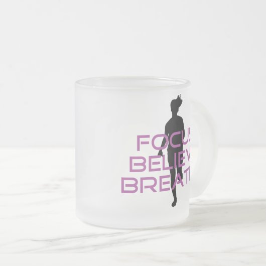 Paarse Focus Believe Breathe Matglas Koffiemok (Voorkant rechts)