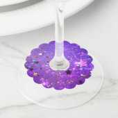 Paarse folie achtergrond met sterren wijnglaslabel (Dichtbij)