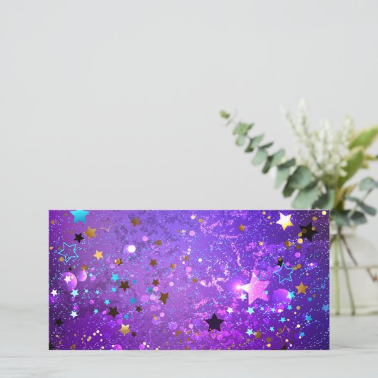 Paarse folieachtergrond met sterren aankondiging (Staand voorkant)