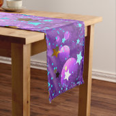 Paarse folieachtergrond met sterren lange tafelloper (Voorbeeld)