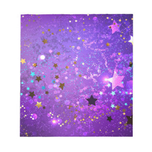 Paarse folieachtergrond met sterren notitieblok