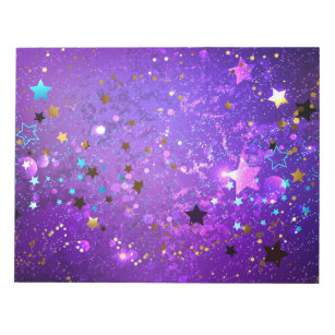 Paarse folieachtergrond met sterren notitieblok