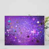 Paarse folieachtergrond met sterren save the date (Staand voorkant)
