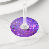 Paarse folieachtergrond met sterren wijnglaslabel (Dichtbij)